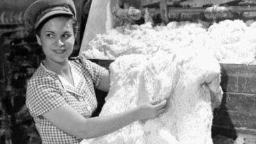 15 Vintage Workplace Photos That Would Give HR a Heart Attack Today